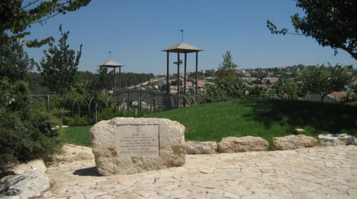 אנדרטה לנופלים בקוריקור ושילטא אל בורג' במלחמת העצמאות - לפיד