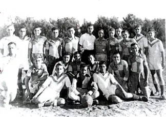 דוד מזרחי (יושב עם הכדור) בקבוצת הכדורגל של מכבי ראשון לציון