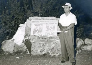 אביו ליד האנדרטה בו הוא מונצח