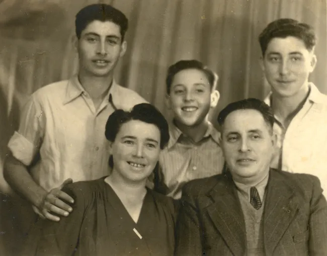 עם משפחתו, ההורים ואחים מיכאל ואריה