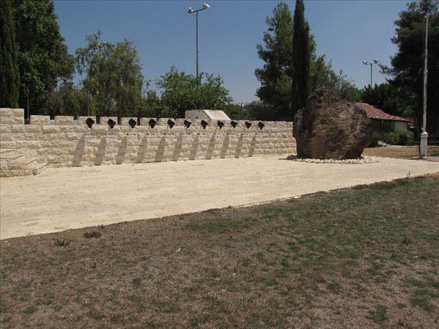 אנדרטה לזכר בני המקום שנפלו במערכות ישראל - מושב רינתיה