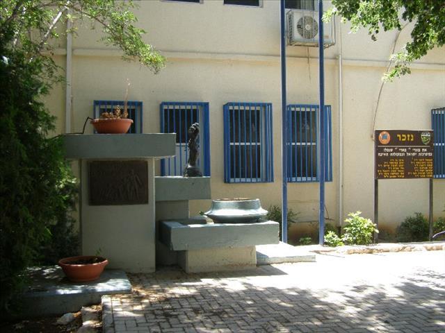 אנדרטה לזכר הנופלים מבית ספר בארי - ראשון לציון