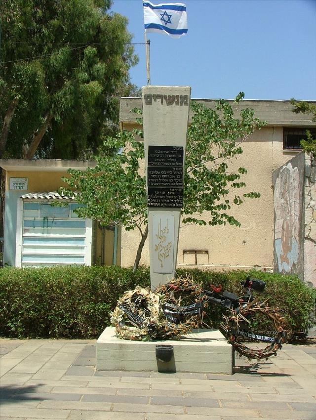 אנדרטה לחללי בית הספר על שם קרון (תיכון נעמ"ת) - ראשון לציון