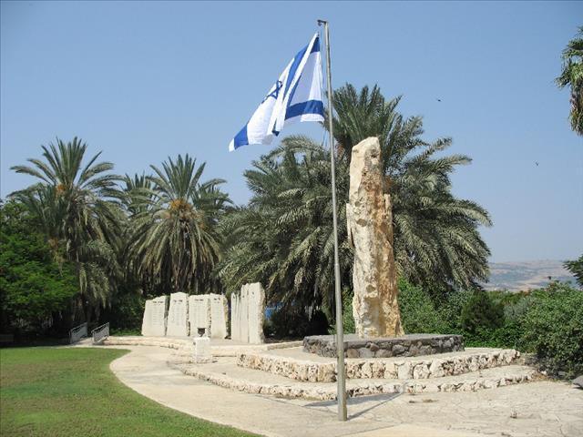 אנדרטה לנופלים מיישובי עמק הירדן במערכות ישראל ולנופלים בצמח ובעמק במלחמת העצמאות -  צומת צמח