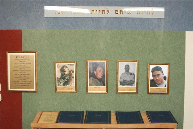 קיר זיכרון לחללי בית ספר בן-גוריון - ראשון לציון
