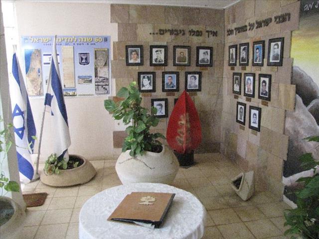 פינת הנצחה לנופלים מבית ספר הרצוג - עכו