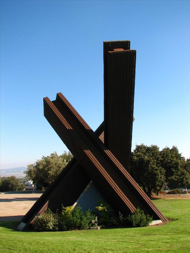 אנדרטה לבני המקום שנפלו במערכות ישראל - קריית טבעון