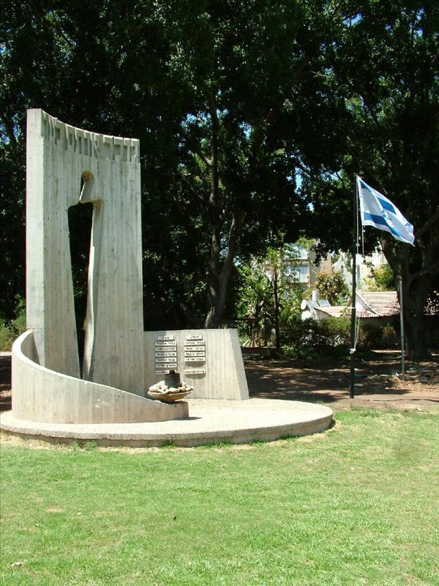 אנדרטה לנופלים מבית ספר תיכוני לגננות וטכנאות נוף ויצ"ו - פתח תקווה