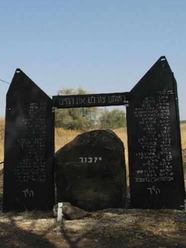אנדרטה לנופלים מחטיבת שריון 166 - כביש חד נס, צומת בית המכס (מחנה ירדן)