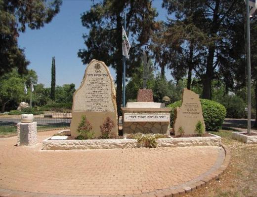 אנדרטה לזכר הנופלים במערכות ישראל - מושב מזור