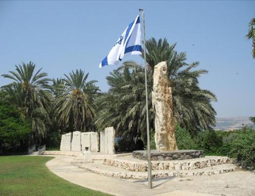 אנדרטה לנופלים מיישובי עמק הירדן במערכות ישראל ולנופלים בצמח ובעמק במלחמת העצמאות -  צומת צמח