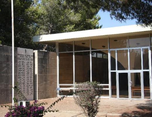 אנדרטה לזכר חללי בית הספר החקלאי - כפר סילבר