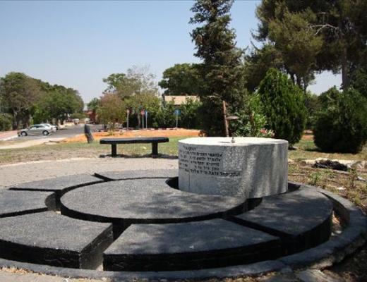 אנדרטה לחללי בית הספר החקלאי נחלת יהודה - ראשון לציון