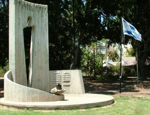 אנדרטה לנופלים מבית ספר תיכוני לגננות וטכנאות נוף ויצ"ו - פתח תקווה