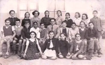 חבקוק כהן (שורה אמצעית רביעי משמאל) בכיתה ז', 1939