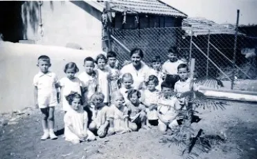 ממי בקר (עומד שני מימין) גן נחמה ברניצקי ראשון לציון, 1937