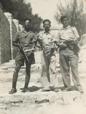 נתנאל גלוסקא (עומד משמאל) עם חבריו בחטיבת גולני