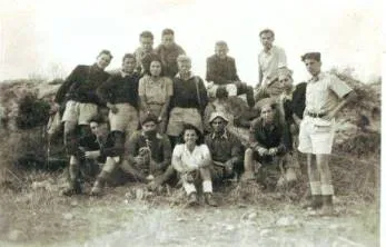 אמנון ליבוביץ (קיצוני שמאלי) עם מדריכי נוער של ההגנה 1946